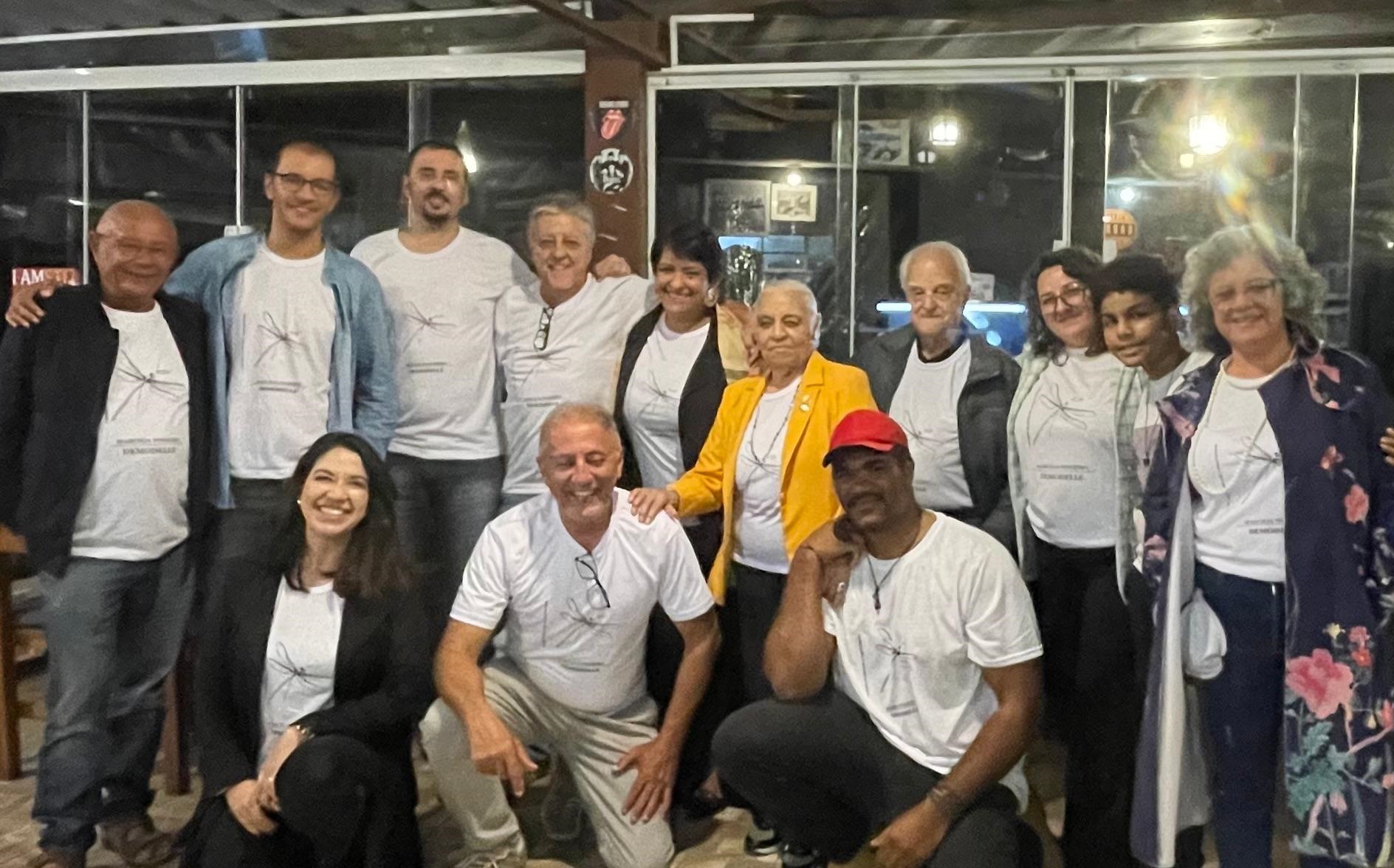 Sucesso da música “Demoiselle” é celebrado por equipe com jantar em Santos Dumont